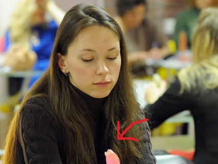 【画像】ロシアの女性たちが「セ○クススクール」で一生懸命学んでいる様子・・・