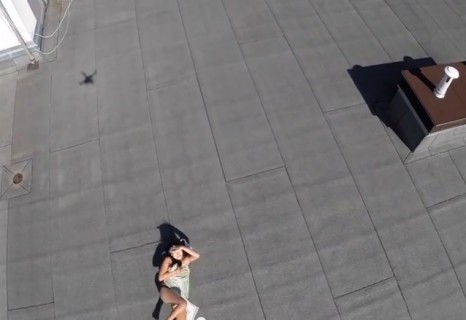 【動画】屋上で裸になって日焼けしてる女の子を盗撮しようとしたら・・・