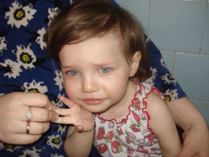【閲覧注意】可愛らしい2歳の女の子、手を ”肉をバラバラにする機械” の中へ