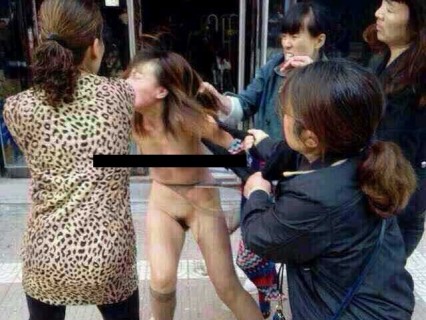 【画像】中国の街中で不倫した女が素っ裸にされてる・・・