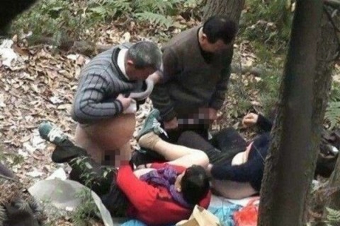 中国の公園で行われている男女のセ○クスの風景がヤバすぎる