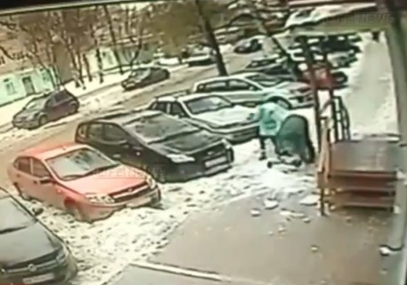 ”雪の塊” が両親の目の前でベビーカーに乗った赤ちゃんに直撃、脳を損傷
