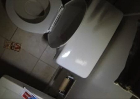 アパートの管理人はトイレの個室に監視カメラを仕掛けた (動画)