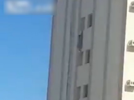 【閲覧注意】高層ビルから女がぶら下がっていたので撮影していたら・・・（動画）