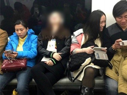 【画像】電車で美人が寝てるんだけど顔の上に・・・（3枚）