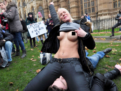 【画像】イギリスの街中でポルノファン数千人によるセ○クス抗議