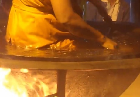 タイの僧侶が「沸騰したお湯」に入った時の動画が話題に