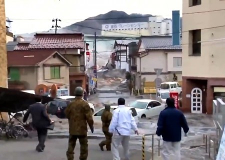 海外サイトで日本の津波（3.11）の新しい映像出てたけど、改めて見ても怖すぎるわ