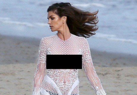 【画像】アメリカの大物女優が裸同然のドレスでマリブ海岸に