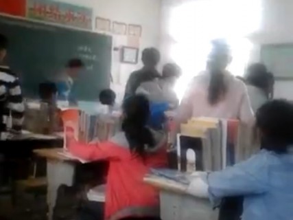 中国の学校教師怖すぎ。女子生徒がボコボコにされている光景