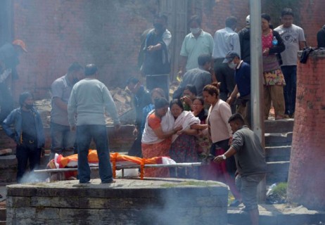 【画像】ネパール大地震により死亡した人たちの火葬が豪快すぎる・・・（7枚)