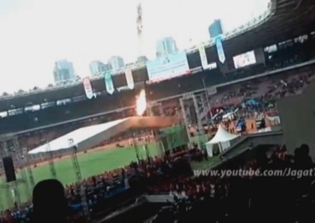 観客が入ったスタジアムの2階席から男が火を点けて飛び降り自殺。映像が公開される