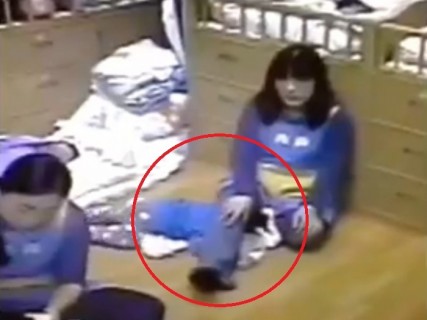 【動画】ありえない。幼稚園の先生が子供を窒息死させる映像が流出