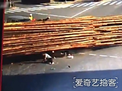 【動画】トラックから大量の木材が落ちてくる ⇒ スクーターに乗った老人が・・・