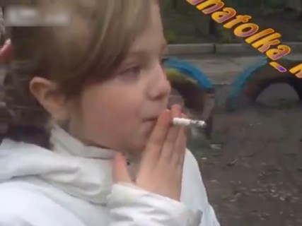 【動画】最近は小学生でもタバコ吸うんだね