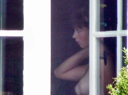 若い女の子が住んでる家の窓から盗撮した裸画像エロすぎ