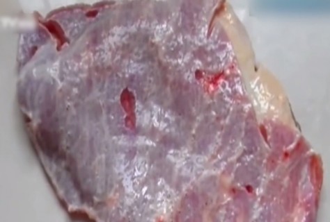 【動画】中国で肉を買った女性「なんでこれ動いてるの…？」衝撃の事件