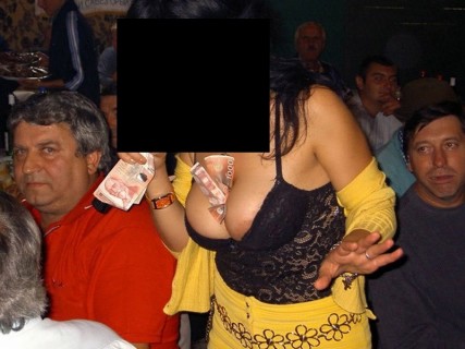 【画像】飲み会に来ておっぱいにお金を挟ませてくれるセクシー女性歌手・・・
