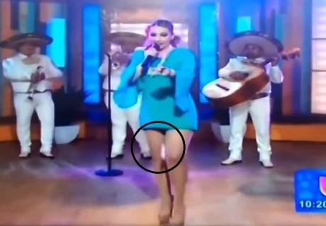【動画】生放送で女性歌手の股から生理用ナプキンが落ちる放送事故