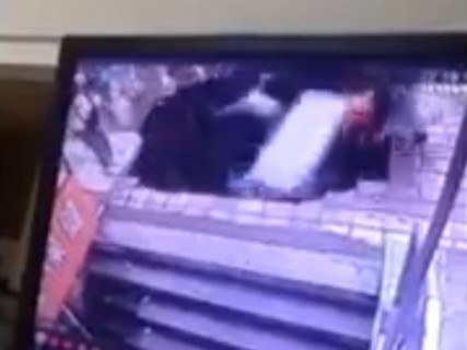 【動画】中国怖い。4人の男女が突如崩壊した道路の下に落ちていく光景