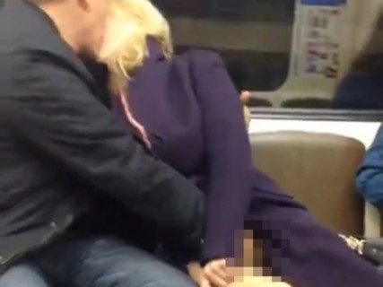 【動画】電車内で女が手マンでイカされてるんだけど・・・
