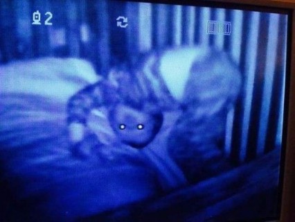赤ちゃんがいる部屋に監視カメラを仕掛けた ⇒ 恐ろしい結果に…