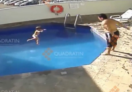 【動画】3歳の少女を繰り返しプールに投げ込こんだ結果 → 死亡