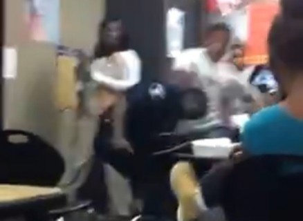 警察官が男子高校生にマジ切れして殴り合いのケンカをする映像が話題に