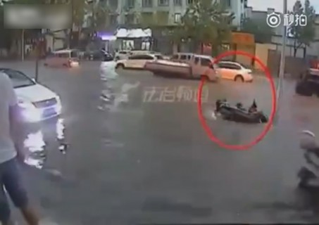 中国で、60歳の老人が道路上で死にかけてたらこうなる・・・