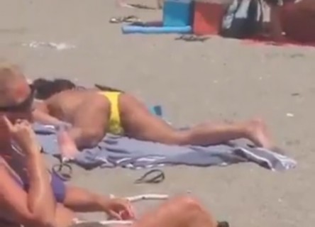 【動画】これはラッキー！ 海水浴場でオ○ニーしてる女の子撮影できるとは