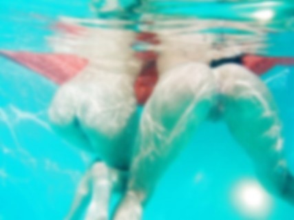 【画像】水の中で裸の女の子撮影したらとんでもなくエロい事になってた