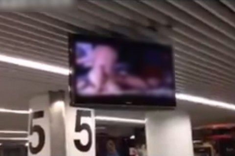 【動画】空港で無修正ＡＶの挿入シーン流れてて笑った
