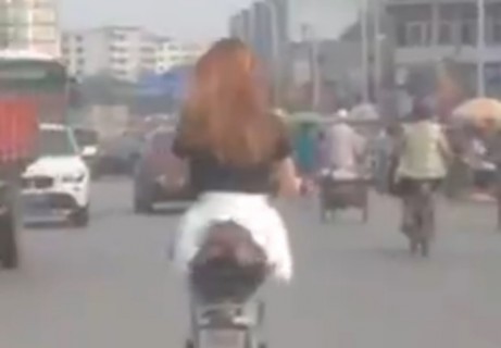 【動画】前を走るスクーターの女、どんだけエロいパンツ履いてんだよ…