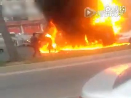【閲覧注意】燃え盛る車から火のついた人間がどんどん出てくる・・・