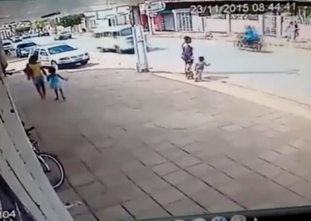 こんな小さな子供がなぜ車に轢かれるのか。恐ろしい映像が撮影される