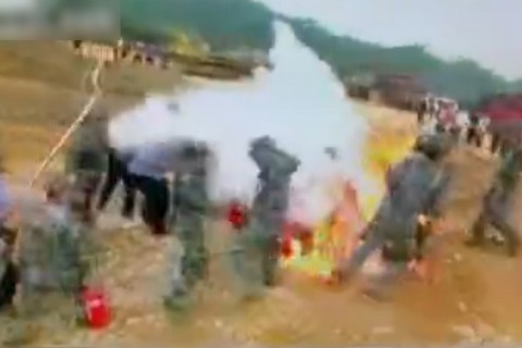 「この土地は渡さない…」 村人が中国の役員4人を燃やす映像
