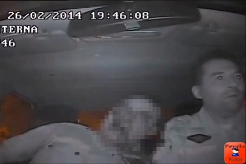 【閲覧注意】強盗にハチの巣にされたパトカーの車内映像（警官2人）がヤバい