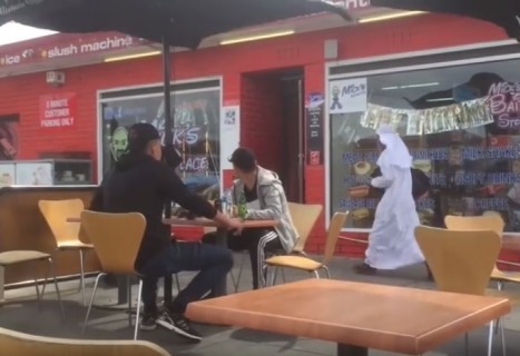 【動画】イスラム教徒のふりして見知らぬ人にリュックを投げるドッキリ笑った