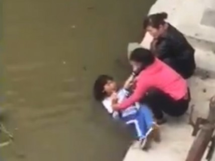 娘を川に落とそうとしている母親がいる ⇒ ただテストの点が悪いだけだった…