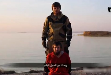 【閲覧注意】ISIS、ロシア人スパイ、斬首動画 （無修正）