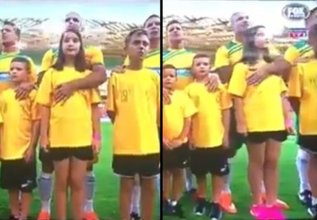 【動画】これはヤバい。サッカーの試合前にエスコートキッズの少女の胸をまさぐり続ける選手
