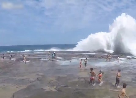 100人以上が負傷したオーストラリアの巨大波をご覧ください
