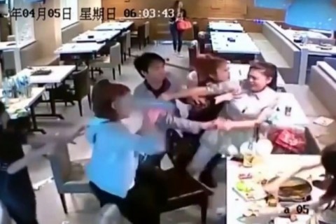 レストランで中国人の女同士の乱闘が始まったらこうなる・・・