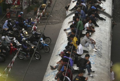 電車の屋根に乗る「違法乗車」にインドネシアの政府がとった対策がグロい