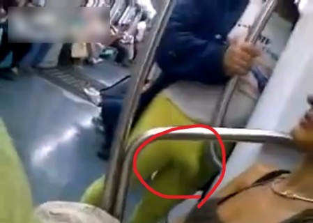 【動画】電車の中で隣のエロい女見ながらシコってる男がいる！