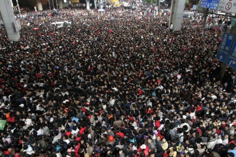 人口13億5千万人の中国で、「電車が止まったら」こうなる…