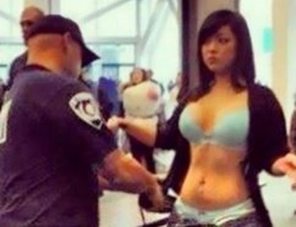 空港の身体検査でセクハラ、恥ずかしい格好をさせられる女性たち…