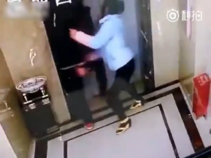 ガールフレンド何もできず…。中国のエレベーターが ”やっぱり怖すぎる” 映像