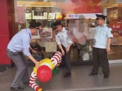 中国のマクドナルドでドナルド逮捕