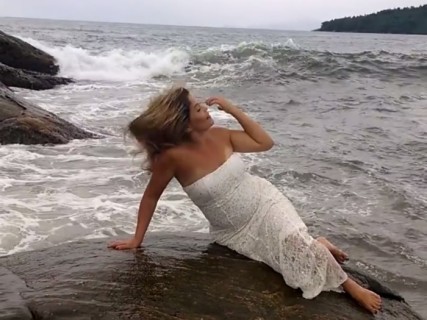 【動画】海でセクシーポーズをとる女性 ⇒ この後、最悪の出来事が起こります